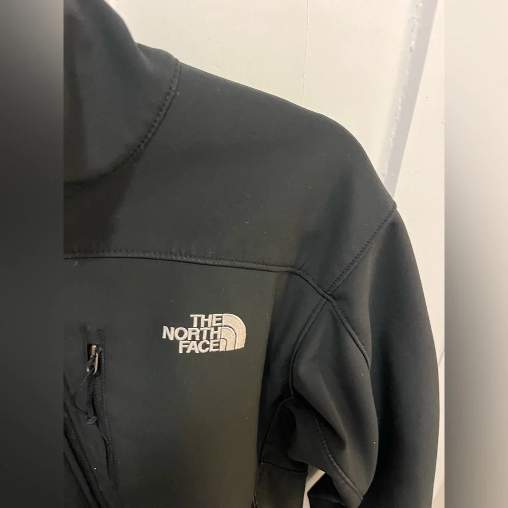 The North Face Men’s Shell Jacket Size Large